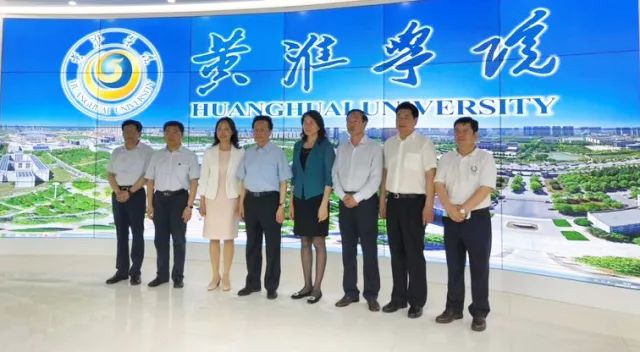 中華職業(yè)教育社理事長陳昌智、河南省副省長霍金花一行參觀展廳