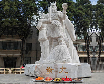 云南石雕黃帝、炎帝、蚩尤雕塑安裝效果展示